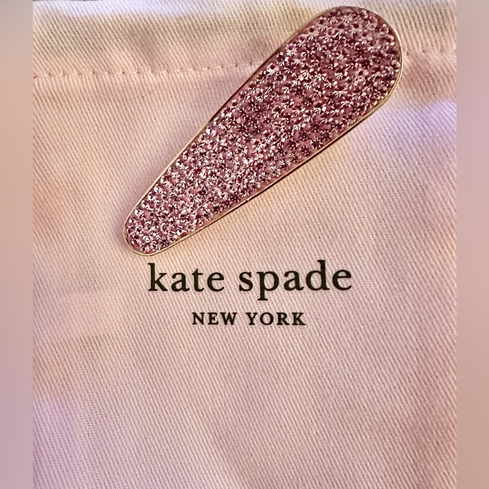 Luminous pink, stunning gold-tone hair clip.
	•	pink rhinestones
	•	clip back